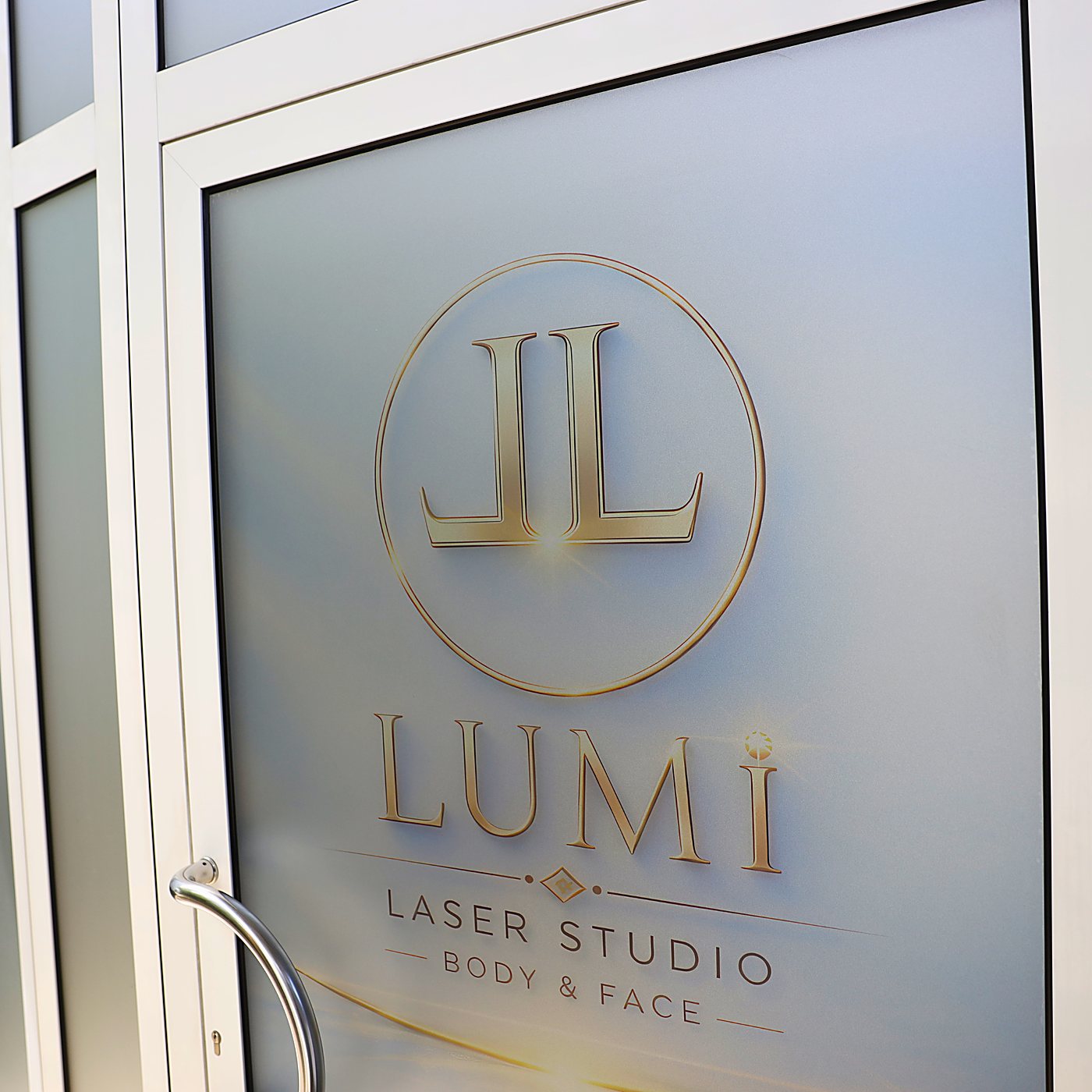 Lumi Laser Studio – Logo an der Eingangstür