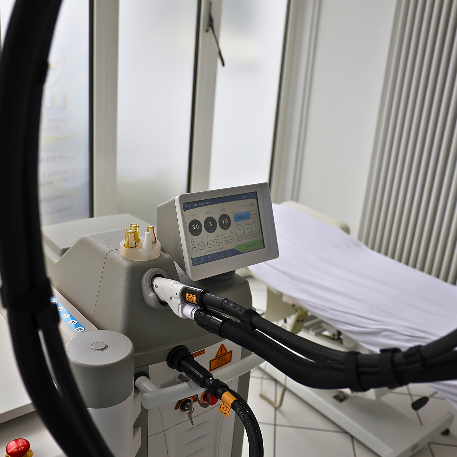 Pento Alexandrit- und Nd:YAG-Laser im Behandlungsraum des Lumi Laser Studios Bietigheim-Bissingen