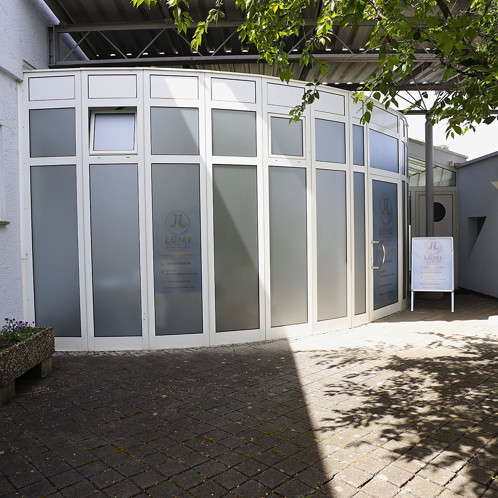Lumi Laser Studio in Bietigheim-Bissingen – Außenansicht mit Glasfassade